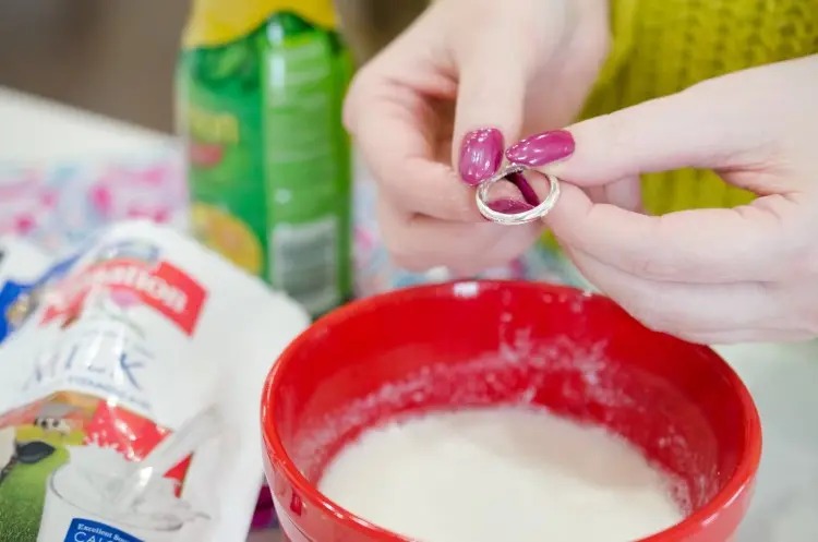 How to clean silver jewelry at home and make it shiny again