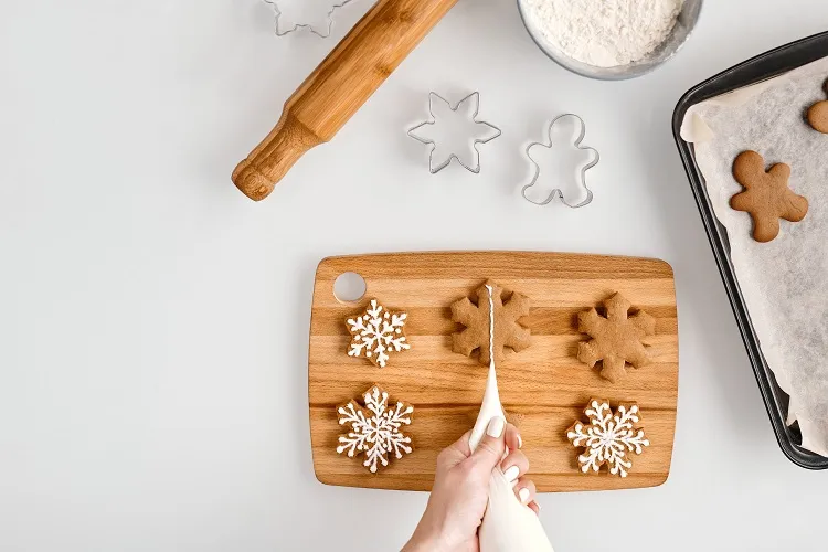 How to decorate Christmas cookies with royal icing