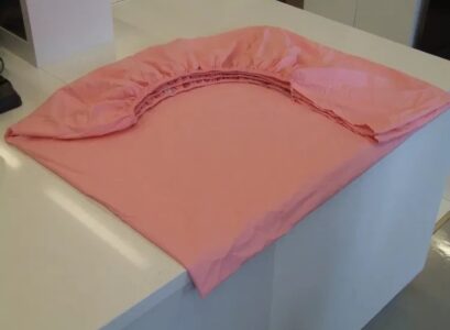 How-to-fold-fitted-sheets-Two-easy-methods