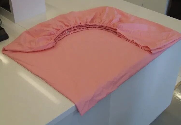 How-to-fold-fitted-sheets-Two-easy-methods