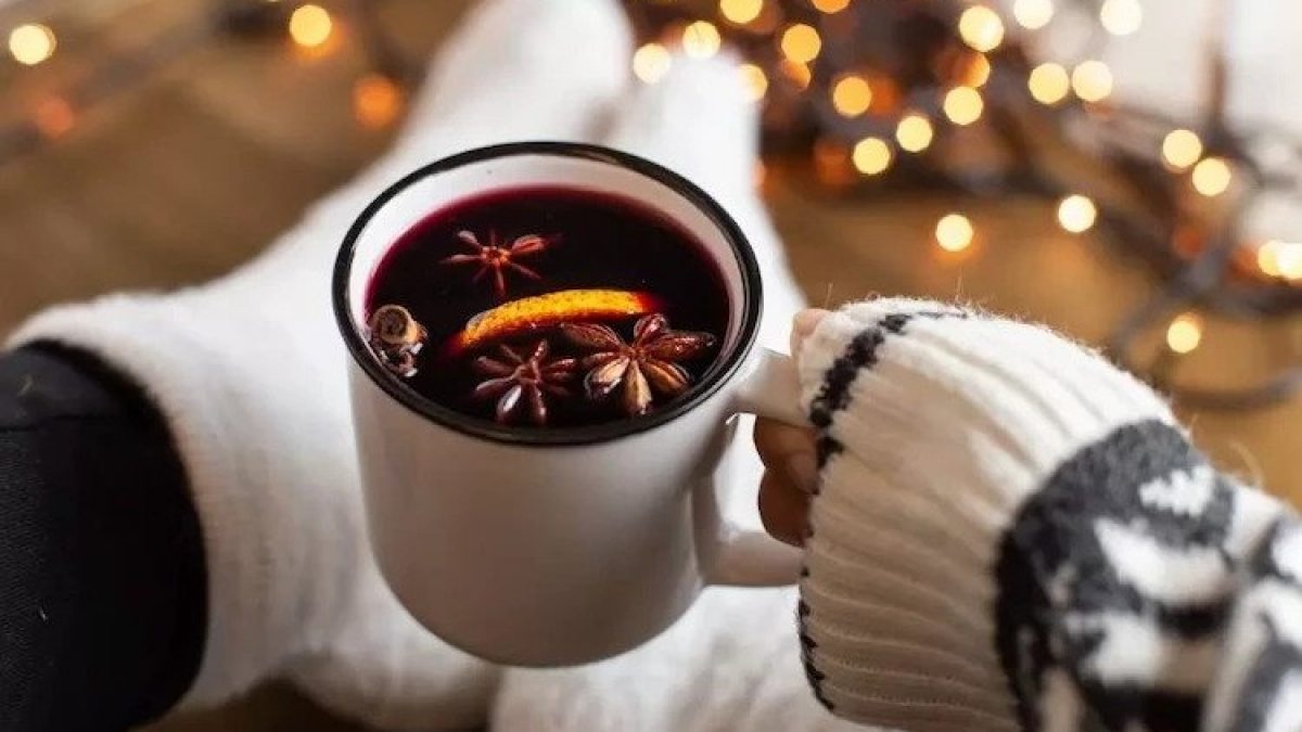 How to remove mulled wine stains - tested methods and home remedies for  cleaning clothes, sofas or carpets