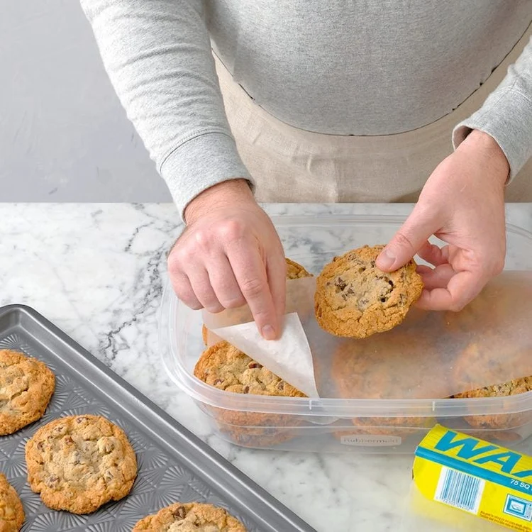 How to store cookies in plastic container layers with parchment paper