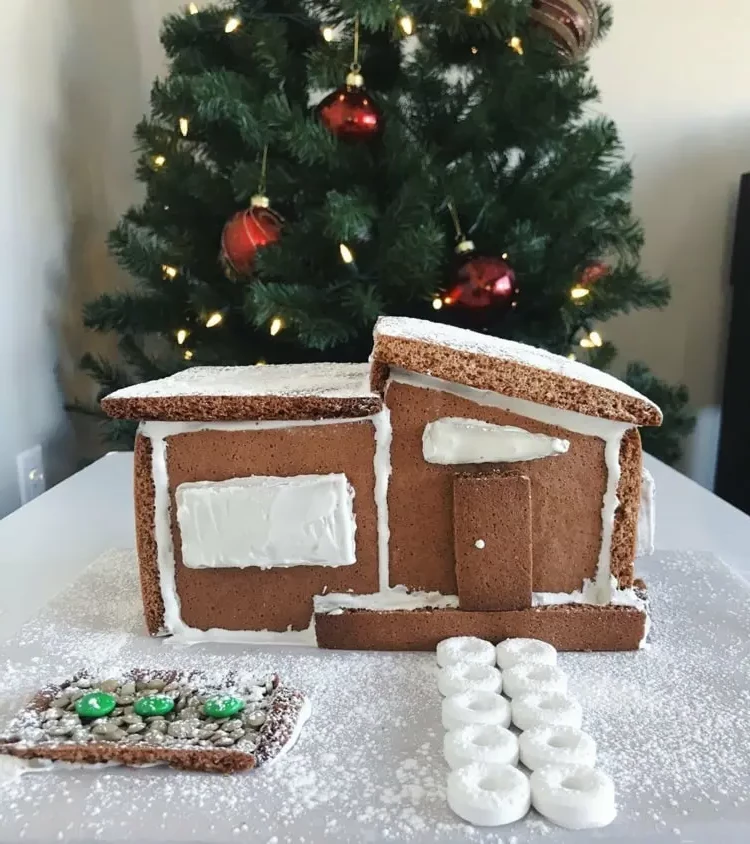 Modern gingerbread house for beginners