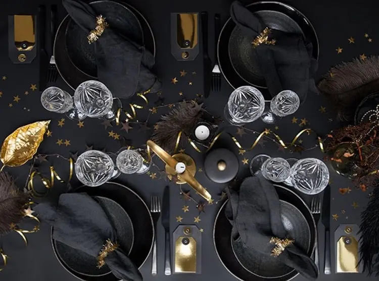 todo negro todo con decoración dorada para una mesa sofisticada elegante y sencilla fiesta de fin de año