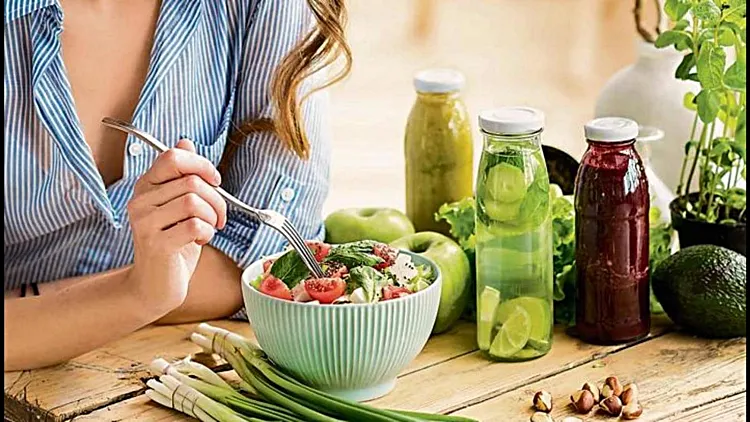 benefits of green mediterranean diet healthy regime bowl full of veggies low-fat