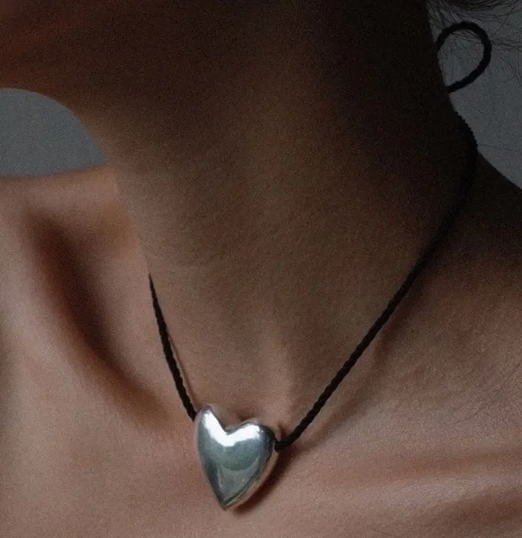 big chunky silver heart necklace trends 2023 stunning art how to look trendy and chic fashion inspiration