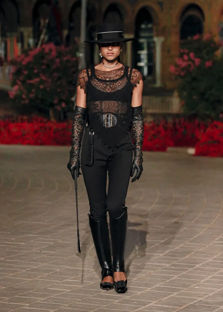 black leather outfit_black lace outfit