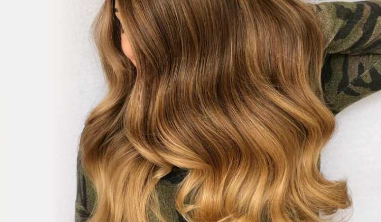 caramel balayage hair color long wavy brown hair trendy look 2023