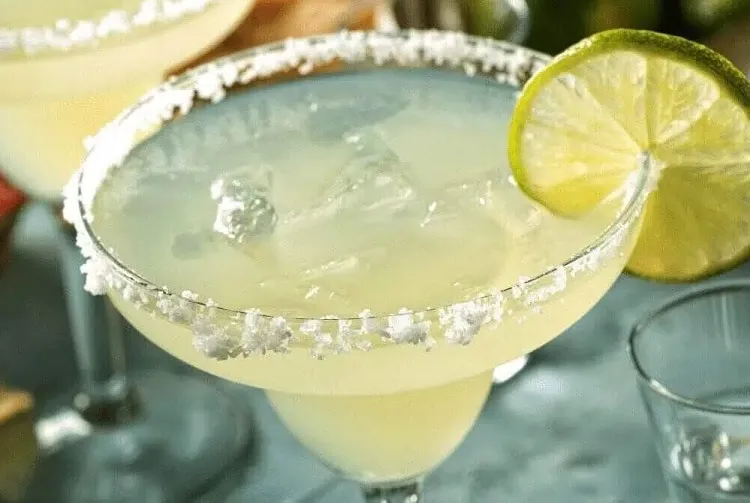 classic-margarita-cocktail-recipe_what to serve at a party