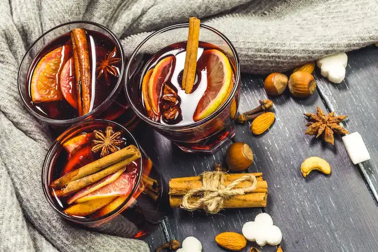 create a Christmas mood with spiced mulled wine