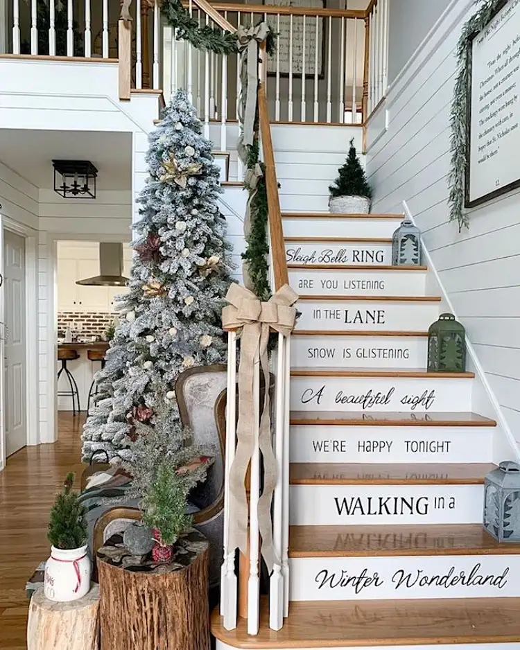 idea creativa escalera espíritu navideño árbol grande señales de escalera