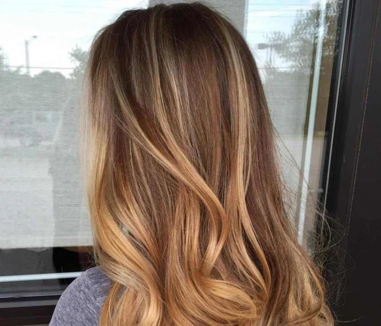 crème brûlée hair color on long hair beautiful wavy long locks light shades