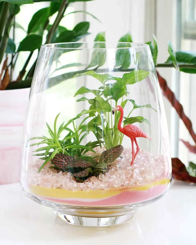 crushed glass terrarium_cool things to do with broken glass