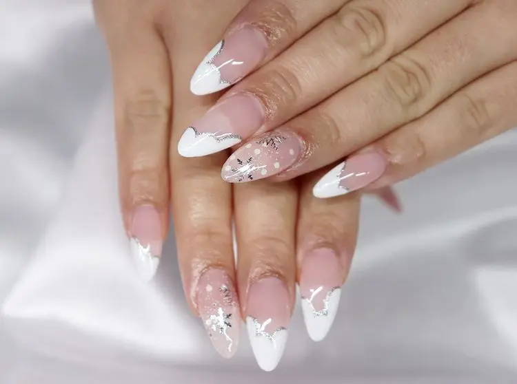 cute christmas nails white silver decoration snowflakes sparkle trendy