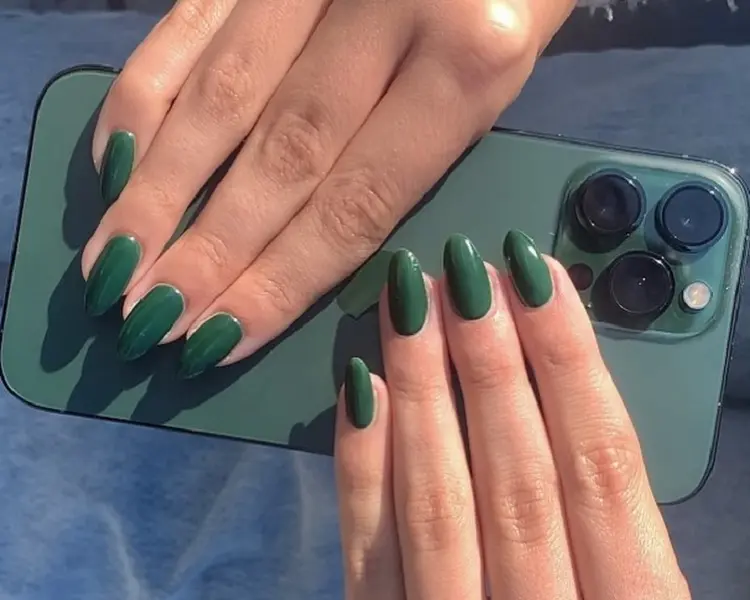 diseño de uñas de año nuevo verde oscuro 2022 cómo lucir elegante y elegante a la moda combina con tu atuendo