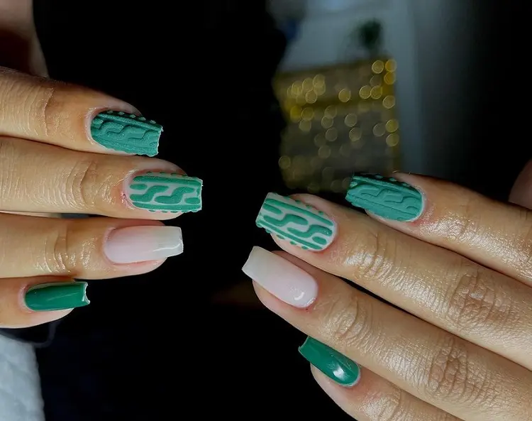 deep green sweater nails 2022 what manicure design to do for the holidays