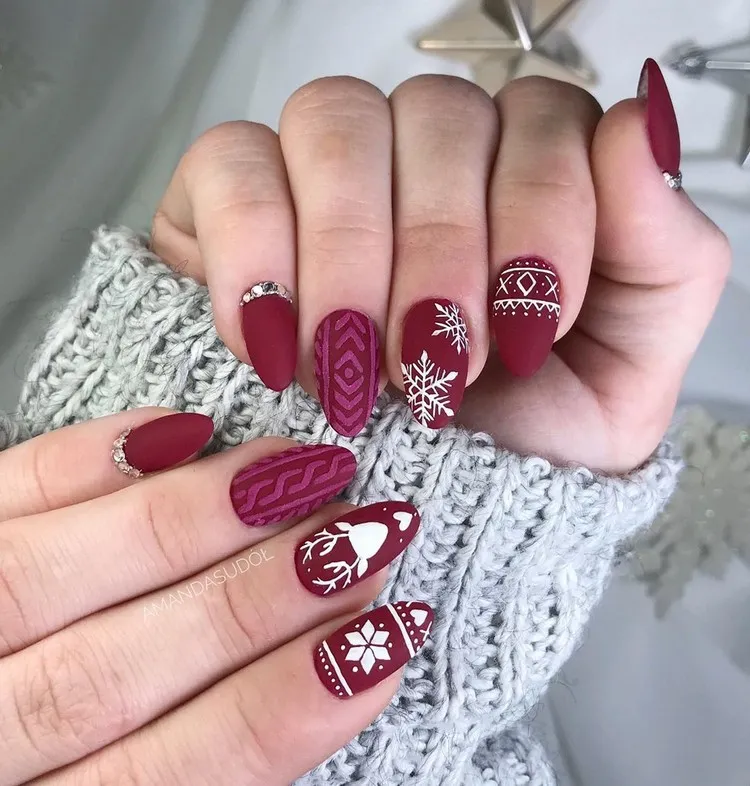 easy and classic Christmas manicure in red and white short nails