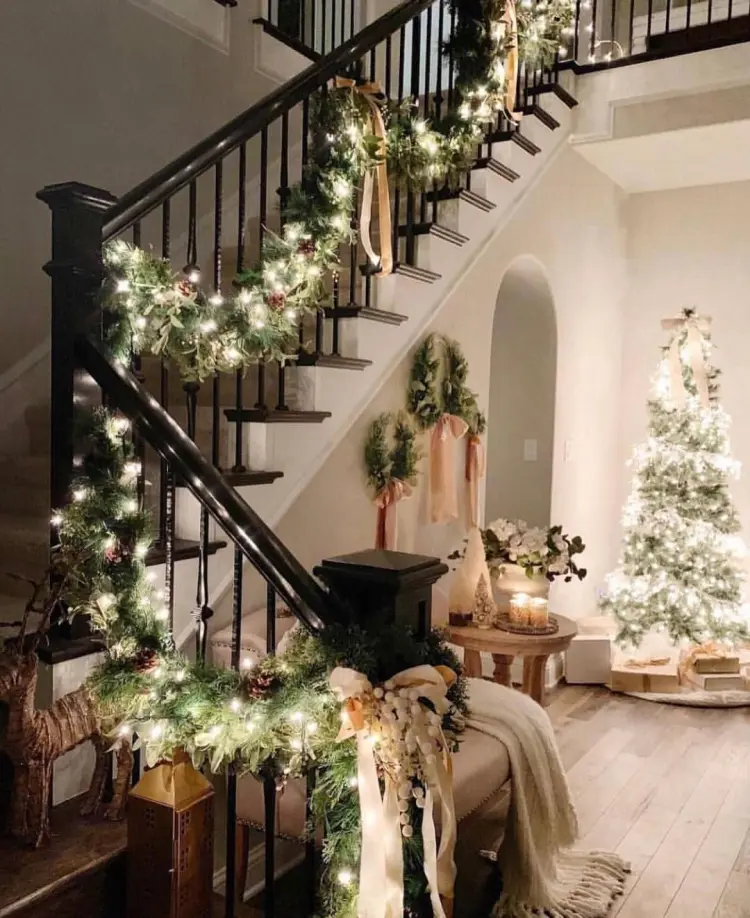 luces de hadas cintas guirnaldas espíritu festivo escalera decoración navideña