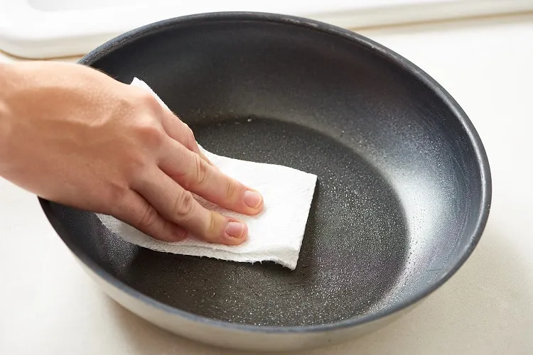 five things you should never clean with baking soda_how to clean non-stick pan