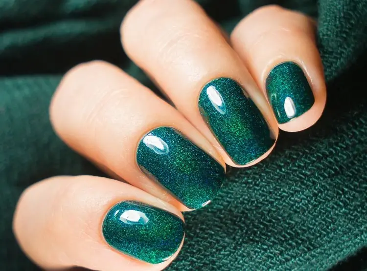 Forest green nails: How to wear this deep shade according to the latest  trends? Check out our ideas!