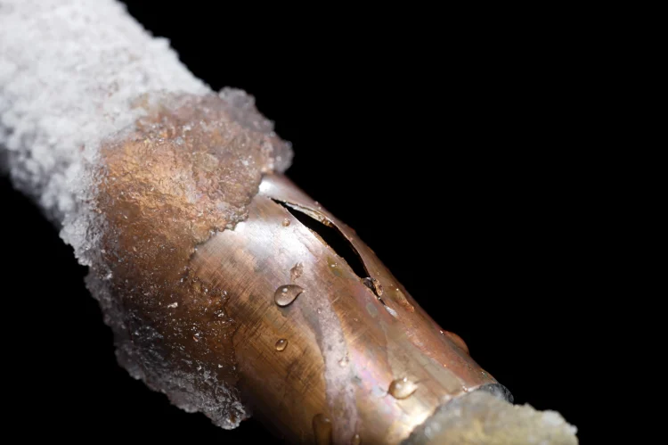 tubo de cobre congelado capa de escarcha explosión hielo