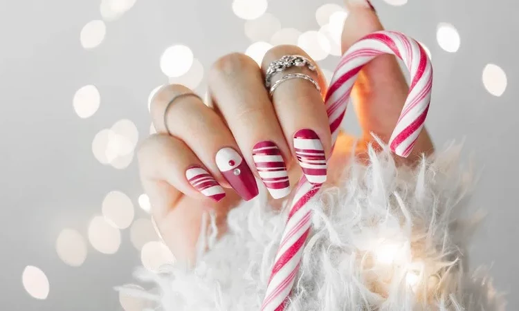 gel nail trend 2022 manicure Christmas canes