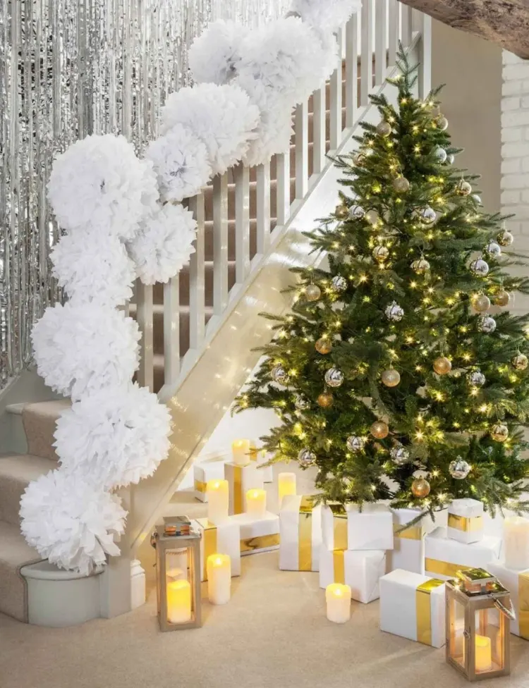 pompones gigantes unidos a un pasamanos, la decoración navideña de la escalera va con el resto