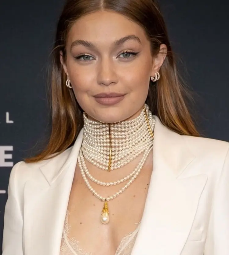 gigi hadid jewelry inspiration collar necklace pearls trendy chic how to look like a fashionista