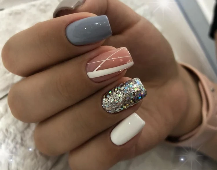 glitter nails 2022 fashion trends white silver glitter pale pink white lines baby blue gray