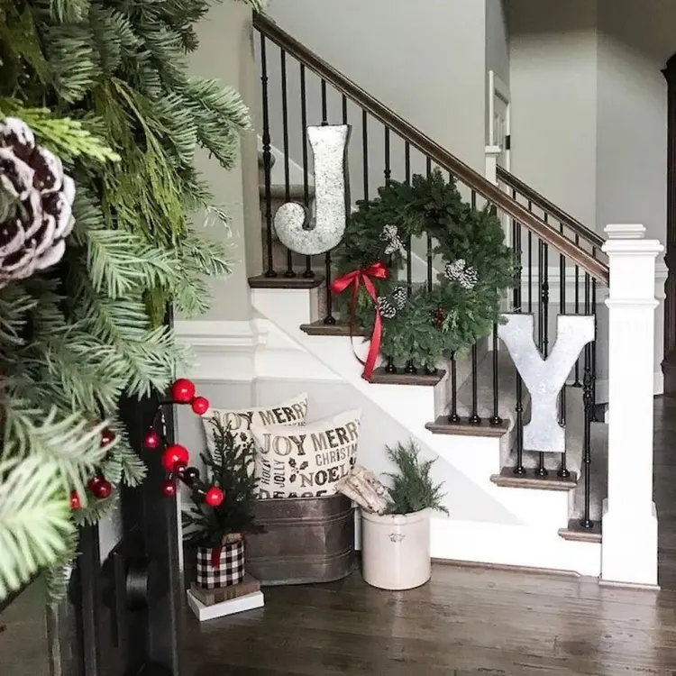 Christmas stair decorating: The best decorating ideas that will ...