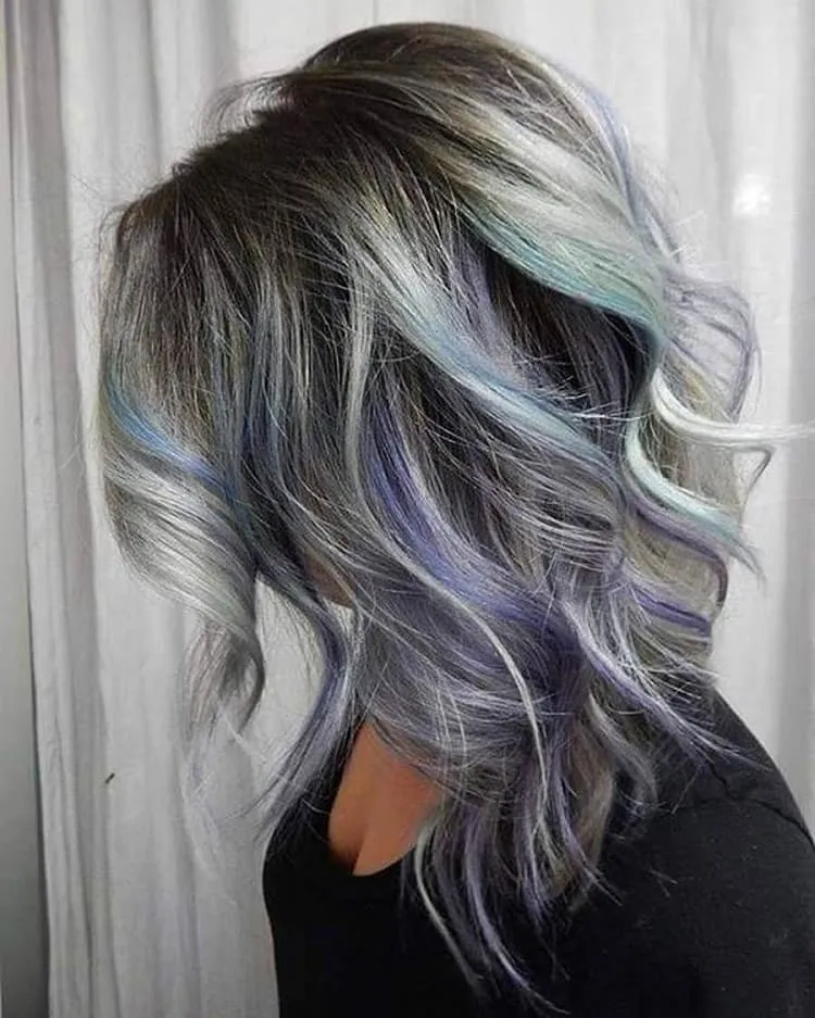 cabello gris con reflejos negros y reflejos turquesa_peinados modernos