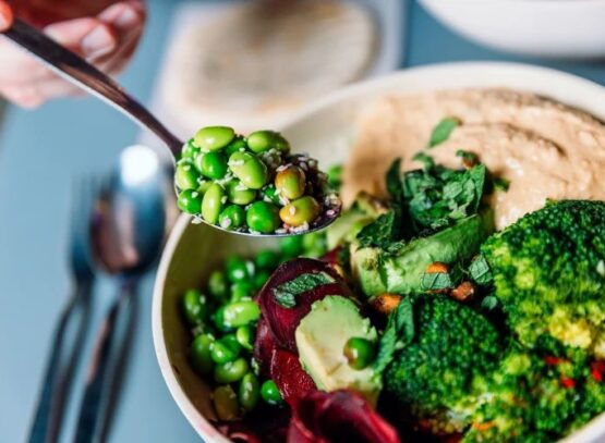 green mediterranean diet health benefits bowl of veggies legumes broccoli beetroot avocado