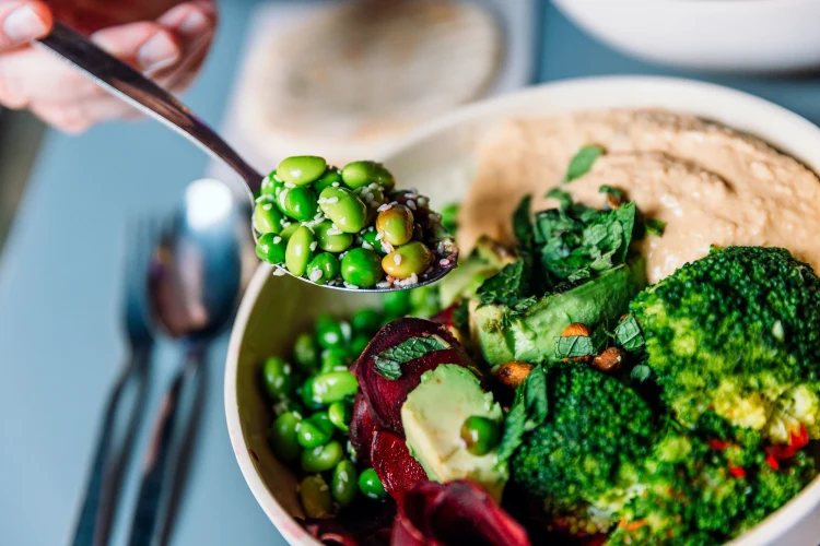 green mediterranean diet health benefits bowl of veggies legumes broccoli beetroot avocado