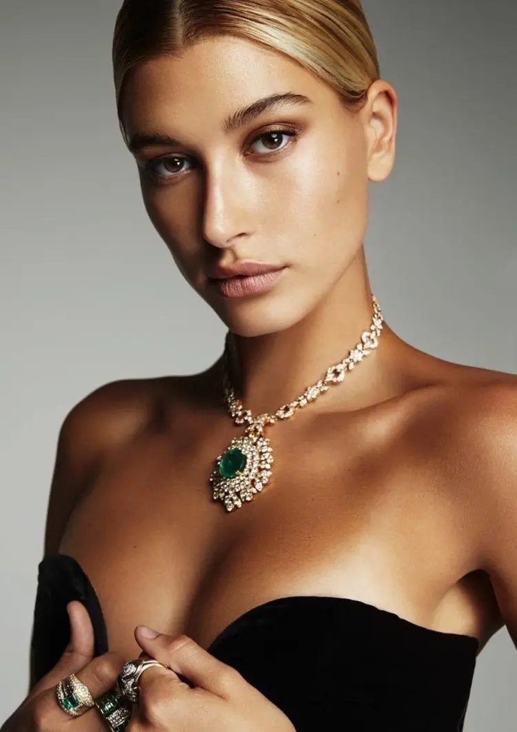 hailey bieber jewelry trend rhinestone necklace with emerald green diamonds chic stunning inspiration