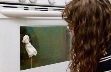 how do you clean between the glass on an oven door without taking it apart_cleanign oven hacks