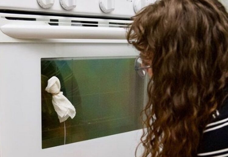 how do you clean between the glass on an oven door without taking it apart_cleanign oven hacks