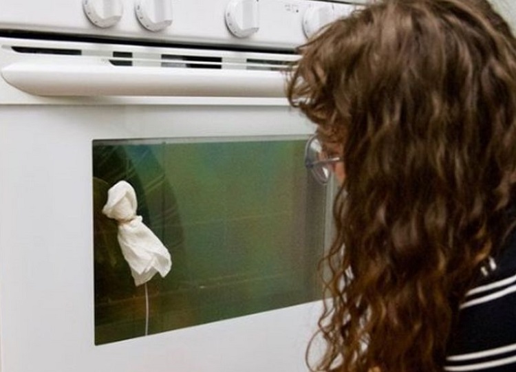 how do you clean between the glass on an oven door without taking it apart_cleanign oven hacks