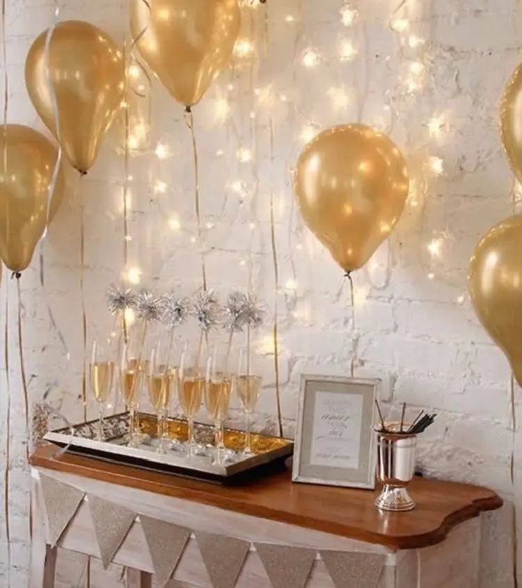 como decorar tu mesa de tragos de bienvenida ideas para nochevieja globos sencillos y faciles luces doradas brillantes
