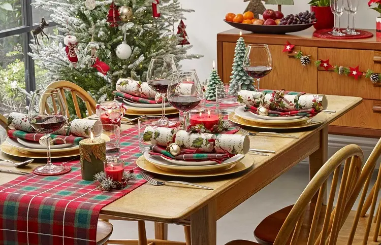 ideas for christmas dinner how to decorate your table to welcome your guests holiday spirit