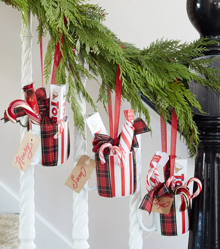 pequeños regalos para todos los miembros de la familia invitados a la víspera de navidad golosinas favoritas decoración festiva del hogar