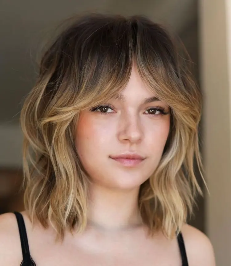 long messy bob hairstyle with curtain bangs ombre technique blonde hair beachy waves