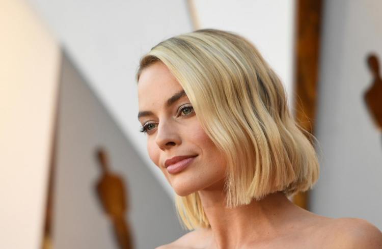 modern trendy haircut straight line at the ends blunt bob