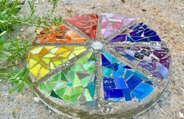 mosaic stepping stones_diy crafts with glass