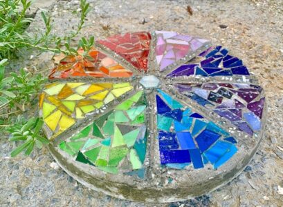mosaic stepping stones_diy crafts with glass