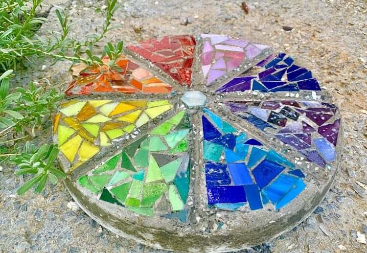 mosaic stepping stones_diy crafts with glass