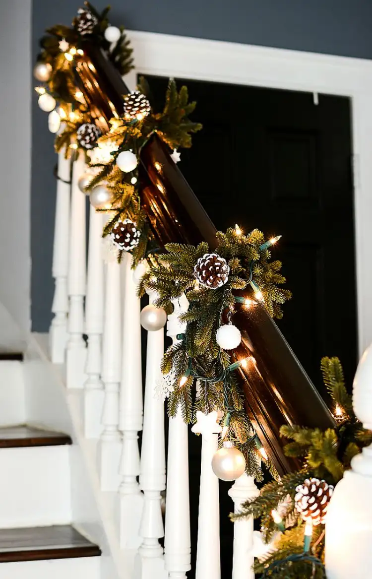 elementos naturales ramas de pino piñas luces de hadas guirnalda escalera navidad