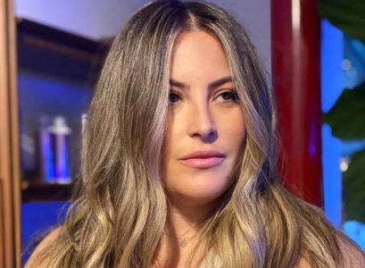 new hair coloring trend 2022 for gray hair highlights