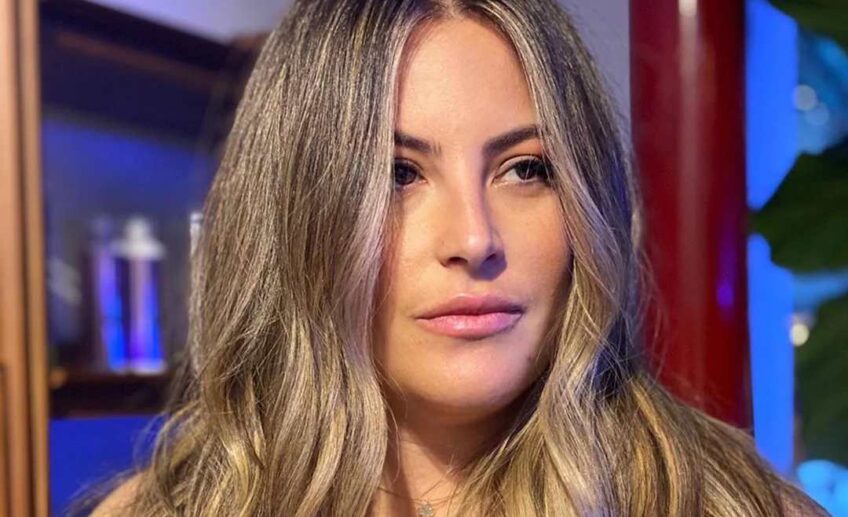 new hair coloring trend 2022 for gray hair highlights