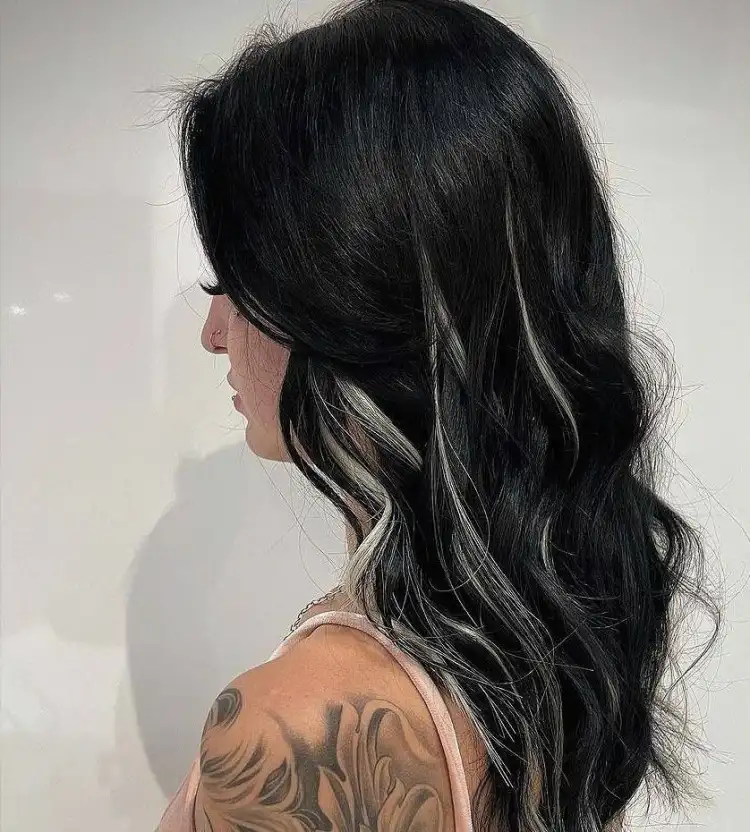 reflejos grises peek-a-boo en cabello ondulado negro largo color de cabello de moda 2022