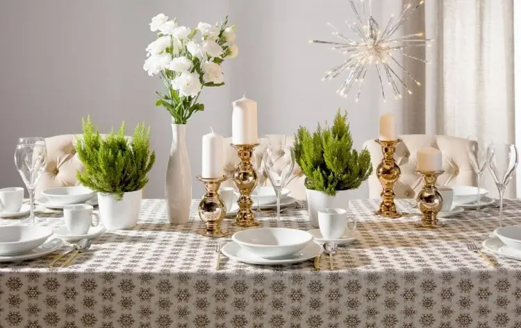 plantas velas doradas elegante decoración de nochevieja para una mesa